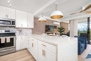 Fridge, microwave, oven, stovetop - NEW Ali'i Kai Pool/Hot Tub Split AC Steps to Beach (Kihei)