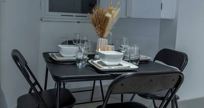 Modern 5-bedroom House-Medway- Free Parking- Sleeps 10