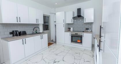 Modern 5-bedroom House-Medway- Free Parking- Sleeps 10