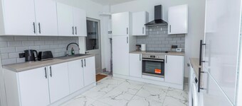 Modern 5-bedroom House-Medway- Free Parking- Sleeps 10