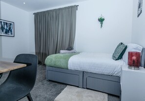 5 bedrooms, desk, iron/ironing board, free WiFi