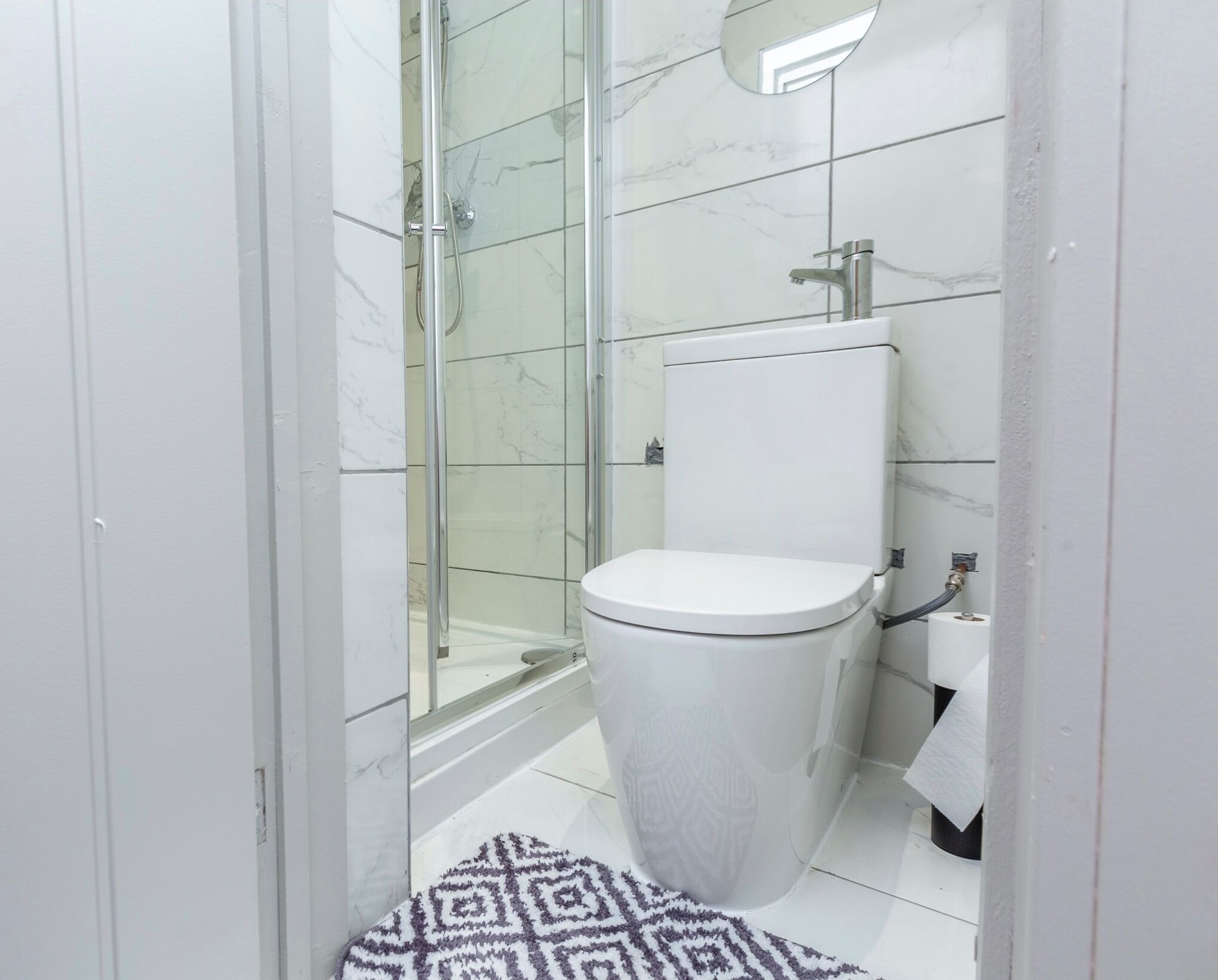 Regadera, secadora de cabello, toallas, papel de baño 
