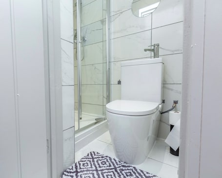 Shower, hair dryer, towels, toilet paper. Modern 5-bedroom House-Medway- Free Parking- Sleeps 10