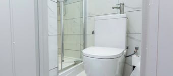 Modern 5-bedroom House-Medway- Free Parking- Sleeps 10