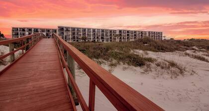 Beacher's Oceanfront Patio Suite with onsite Front Desk and Staff