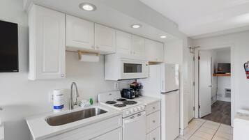 Fridge, microwave, oven, coffee/tea maker