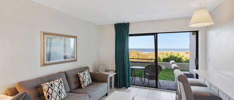 テレビ、DVD プレーヤー