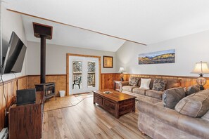Smart TV, fireplace - Ideally Located Condo in Breck w/ Private Sauna & Balcony w/ Mountain Views! (Breckenridge)