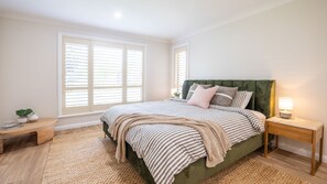 4 bedrooms, WiFi, bed sheets - Beaches n Birdies - Escape to Paradise right on the Golf Course (Mollymook Beach)