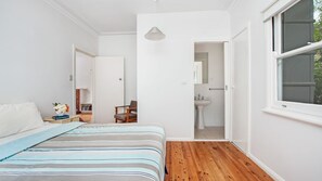 3 bedrooms, WiFi, bed sheets - Sea Urchins - Wake up to the sound of waves in this delightful, quirky beach shack (Mollymook)