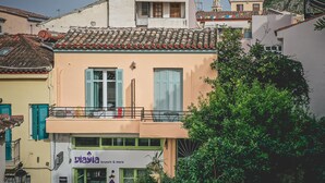 Un edificio con un balcón, un cartel que dice 'Viayia brunch & more' y una tienda llamada 'Da Vinci'.