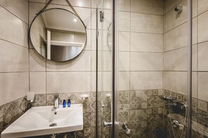 Shower, hair dryer, towels, soap - PENSION ACRONAFPLIA building C (Nafplio)