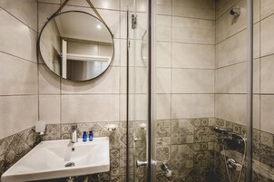 Ducha, secador de pelo, toallas, jabón