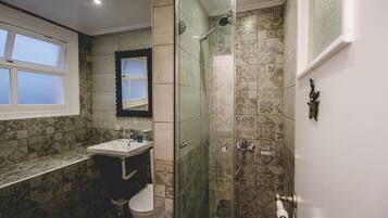 Standard-Doppelzimmer, Nichtraucher, Gartenblick | Badezimmer | Dusche, Haartrockner, Handtücher, Seife