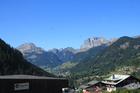 A mountain village with a hotel featuring a signboard, a building with a sloped roof, and a view of the surrounding mountains. - Residence Rsa4 Swimming Pool & Center 6 Pers (Chatel)