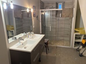 Hair dryer, towels, toilet paper - Ground floor and terrace 10 km from Mont st Michel  (Pontorson)