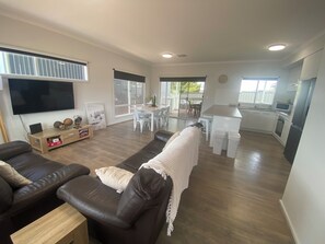 Smart TV - Moonta Bay Holiday Home - Modern holiday home, Free WiFi! Off peak special! (Moonta Bay)