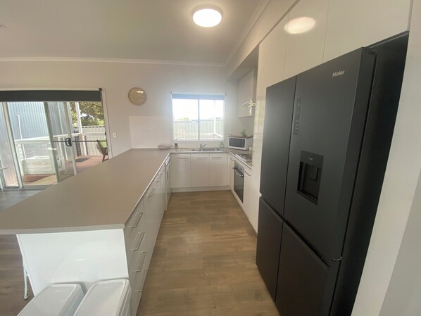 Microwave, oven, dishwasher, toaster - Moonta Bay Holiday Home - Modern holiday home, Free WiFi! Off peak special! (Moonta Bay)