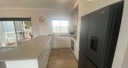 Moonta Bay Holiday Home - Modern holiday home, Free WiFi! Off peak special!