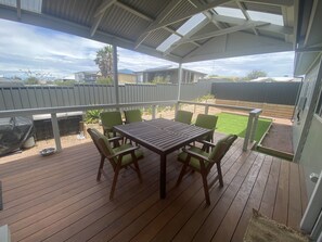 Outdoor dining - Moonta Bay Holiday Home - Modern holiday home, Free WiFi! Off peak special! (Moonta Bay)