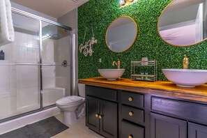 House (159 Sandy Ridge) | Bathroom | Free toiletries - 159 Sandy Ridge (Davenport)