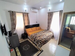 Departamento Deluxe, balcón, vista a la ciudad | 2 habitaciones, caja de seguridad en la habitación y escritorio 