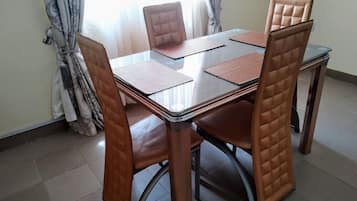 Apartamento luxo, sacada, vista para a cidade | Opções para refeição no quarto