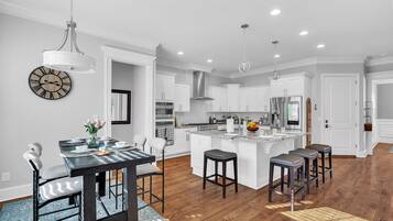 House, 5 Bedrooms | Dining