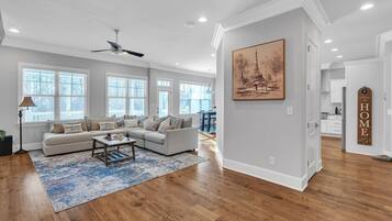 House, 5 Bedrooms | Ruang tamu