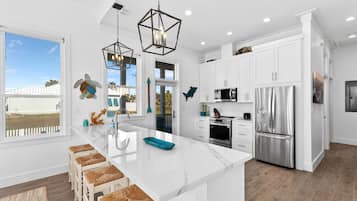 House, 3 Bedrooms | Private kitchen | Fridge, oven, coffee/tea maker, toaster