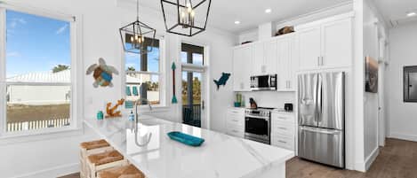 House, 3 Bedrooms | Private kitchen | Fridge, oven, coffee/tea maker, toaster