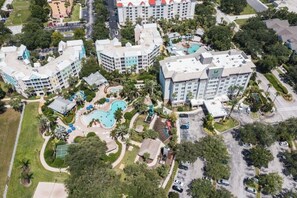 An aerial view of a hotel complex with multiple buildings, a swimming pool, and landscaped areas. - Two Bedroom Condo in Kissimmee near Disney 2 Condo (Kissimmee)