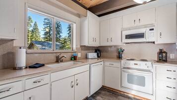 House, 3 Bedrooms | Private kitchen | Fridge, oven, coffee/tea maker, toaster