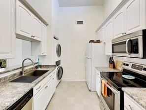 Casa, várias camas, varanda, vista para o jardim (Back River Bungalow) | Cozinha privada | Geladeira, micro-ondas, fogão, cooktop