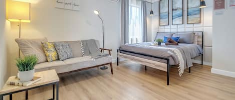 Een bureau, gratis wifi, beddengoed