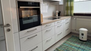 Kaffetrakter/tekoker, kjøleskap, mikrobølgeovn og kokeplater
