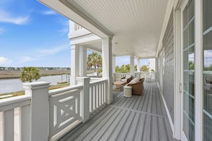 Terrace/patio - Big Kahuna Oceanfront house South Litchfield with pool access, elevator (Pawleys Island)