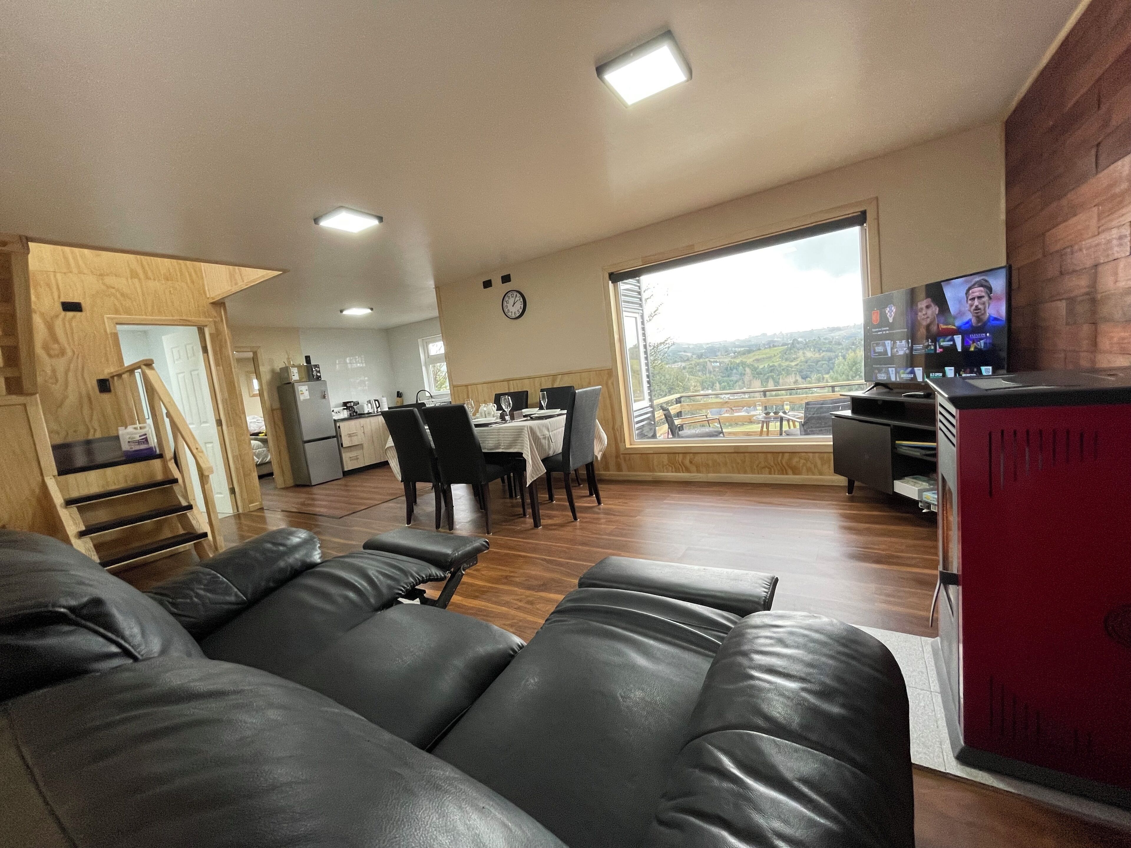 Televisor intel·ligent i llibres 