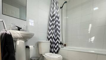 Een haardroger, handdoeken, zeep, shampoo