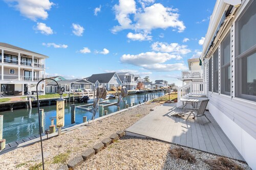 Canal front, Spacious 4-bedroom house, 5 mins to Beach in charming Selbyville