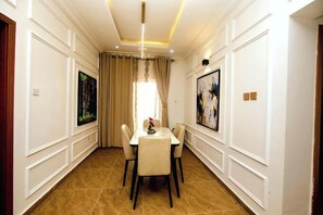 Economy appartement, balkon, uitzicht op de stad | Dineerruimte