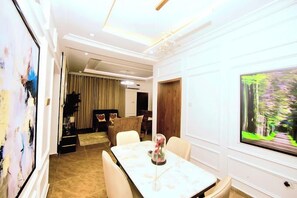 Economy appartement, balkon, uitzicht op stad | Dineerruimte