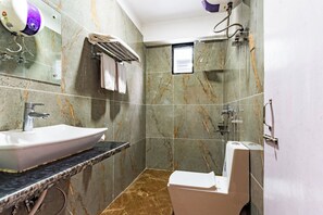 Habitación Premium doble, balcón, vistas a la montaña | Baño | Ducha, artículos de higiene personal gratuitos, zapatillas y toallas
