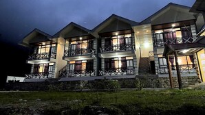 Un hotel de varios pisos con balcones y fachada de piedra.