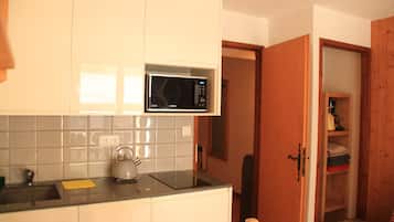 Apartamento | Cozinha privada | Geladeira, micro-ondas, fogão, cafeteira/chaleira