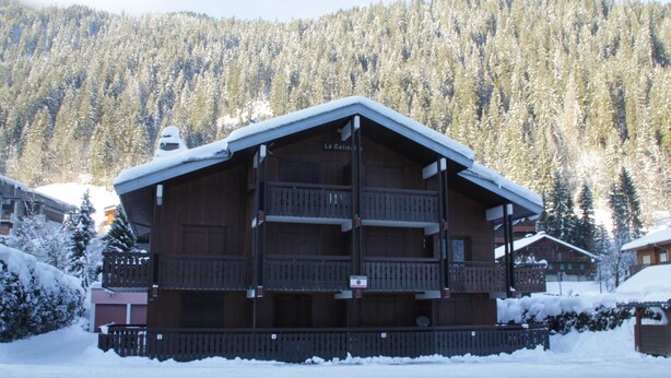 Un grand bâtiment en bois doté de nombreux balcons et d’une enseigne sur laquelle on peut lire « La Glinette ».