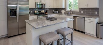 Beautiful new 6 bedroom with heated pool, fire pit and private setting