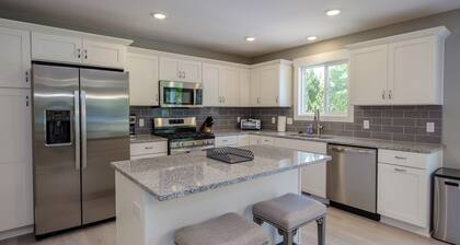 Beautiful new 6 bedroom with heated pool, fire pit and private setting