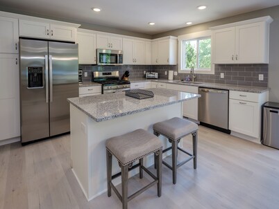 Beautiful new 6 bedroom with heated pool, fire pit and private setting