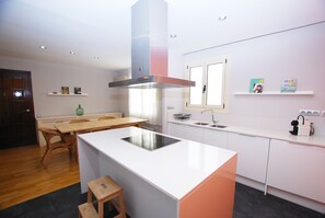 冰箱、微波炉、烤箱、炉灶